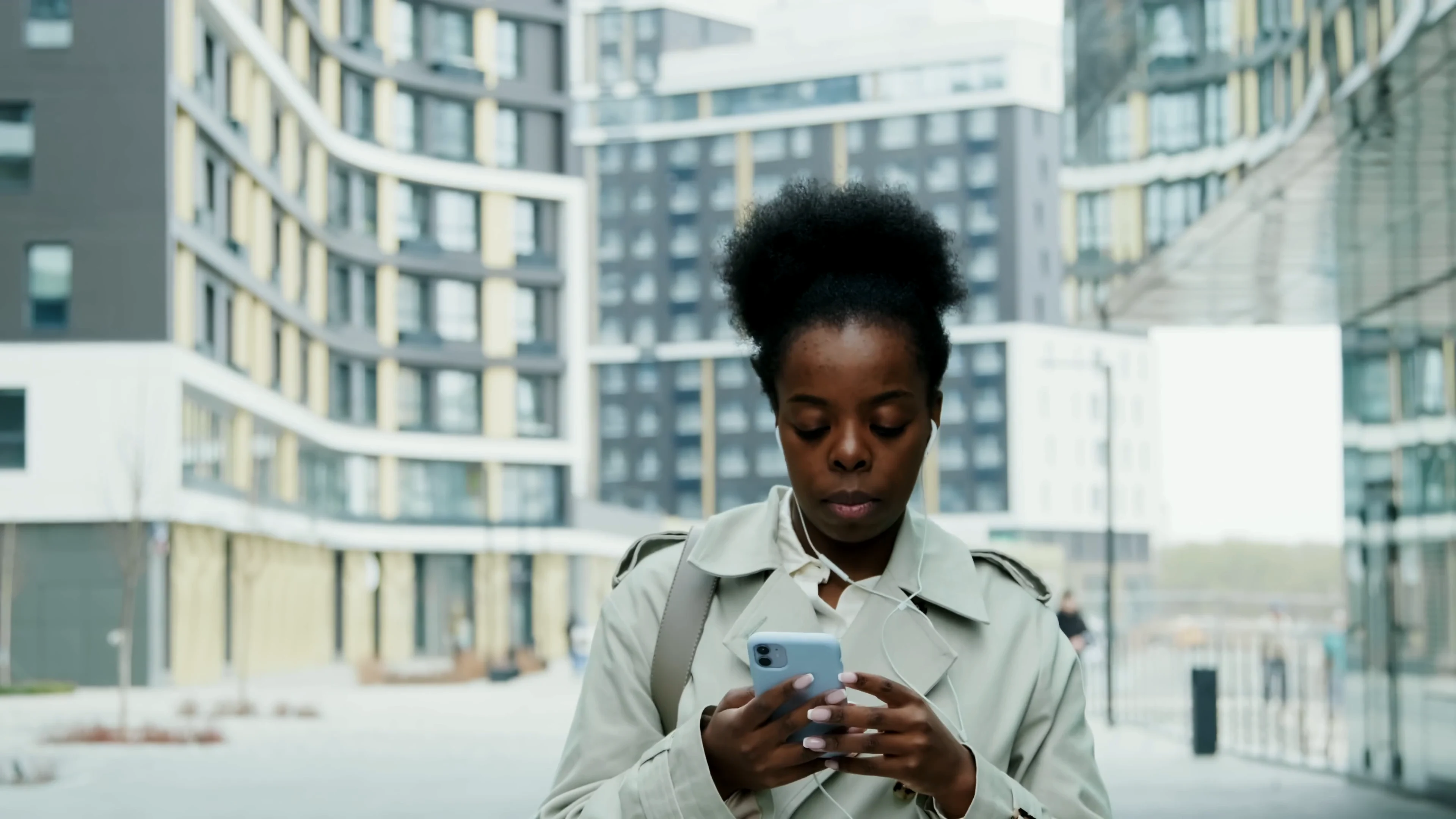 Shopper on her phone in a city street, getting a product recommendation from a Shopify store’s YourLio AI agent